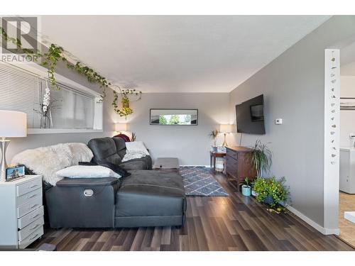 261 7 Street Se, Salmon Arm, BC - Indoor Photo Showing Living Room