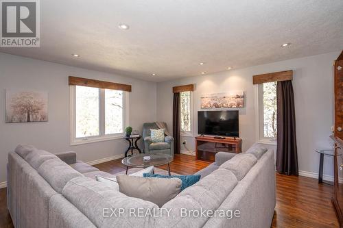 405 Minnie St, North Huron, ON - Indoor Photo Showing Living Room