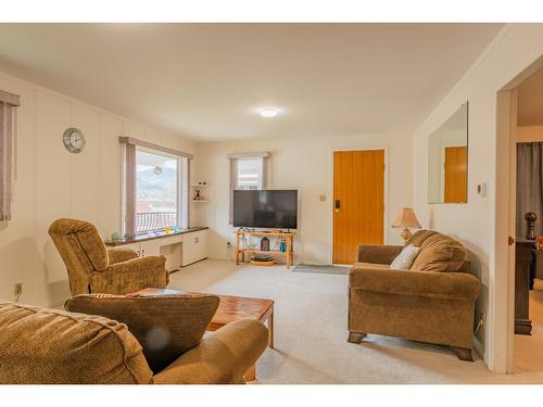 2062 Eighth Avenue, Trail, BC - Indoor Photo Showing Living Room
