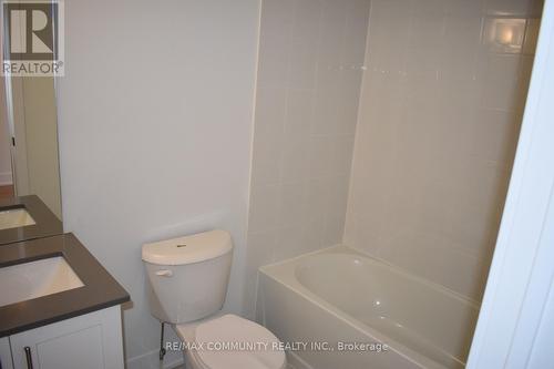 0015-8 - 1553 Midland Avenue, Toronto, ON - Indoor Photo Showing Bathroom