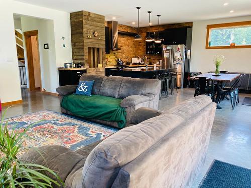 205 Joliffe Way, Rossland, BC - Indoor Photo Showing Living Room
