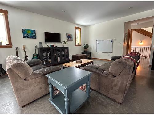 205 Joliffe Way, Rossland, BC - Indoor Photo Showing Living Room