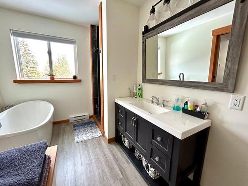 205 Joliffe Way, Rossland, BC - Indoor Photo Showing Bathroom