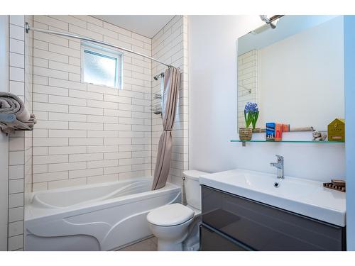 2430 Perrier Lane, Nelson, BC - Indoor Photo Showing Bathroom