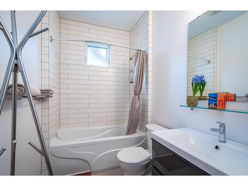2430 Perrier Lane, Nelson, BC - Indoor Photo Showing Bathroom