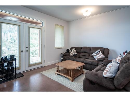 2430 Perrier Lane, Nelson, BC - Indoor Photo Showing Living Room