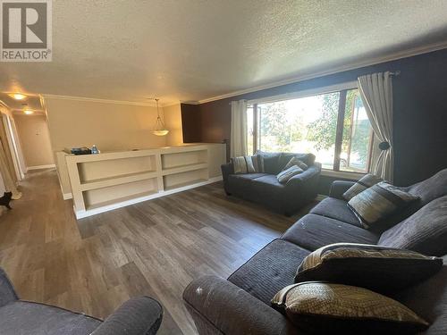 10753 Poplar Crescent, Dawson Creek, BC - Indoor Photo Showing Living Room