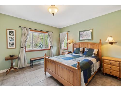 2550 Pass Creek Road, Pass Creek, BC - Indoor Photo Showing Bedroom