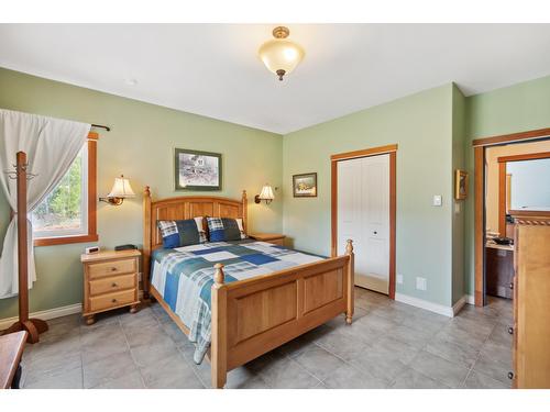 2550 Pass Creek Road, Pass Creek, BC - Indoor Photo Showing Bedroom