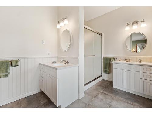 2550 Pass Creek Road, Pass Creek, BC - Indoor Photo Showing Bathroom