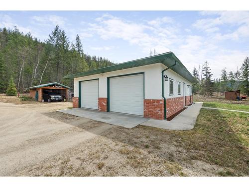 2550 Pass Creek Road, Pass Creek, BC - Outdoor With Exterior