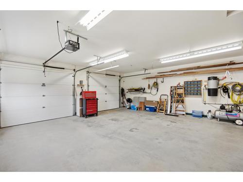 2550 Pass Creek Road, Pass Creek, BC - Indoor Photo Showing Garage