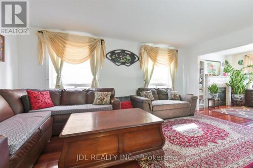 2609 Longridge Crescent, Oakville, ON - Indoor Photo Showing Living Room