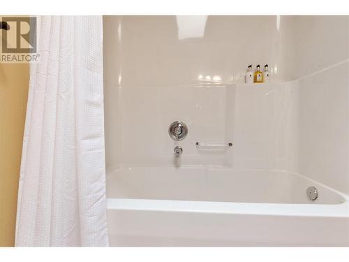 1070 Lakeshore Drive W Unit# 201 & 202, Penticton, BC - Indoor Photo Showing Bathroom