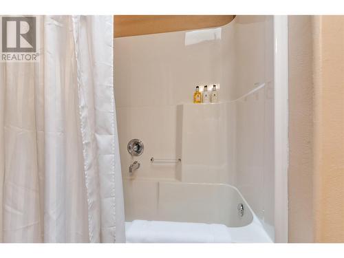 1070 Lakeshore Drive W Unit# 201 & 202, Penticton, BC - Indoor Photo Showing Bathroom