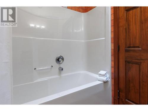 1070 Lakeshore Drive W Unit# 201 & 202, Penticton, BC - Indoor Photo Showing Bathroom