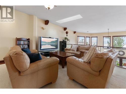 1070 Lakeshore Drive W Unit# 201 & 202, Penticton, BC - Indoor Photo Showing Living Room