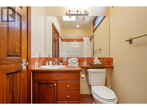 1070 Lakeshore Drive W Unit# 201 & 202, Penticton, BC - Indoor Photo Showing Bathroom