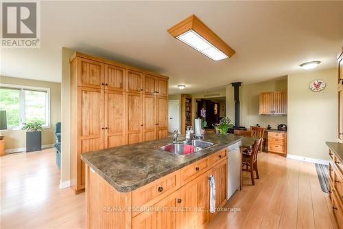 2830 Spiece Rd, Lincoln, ON - Indoor Photo Showing Kitchen With Double Sink