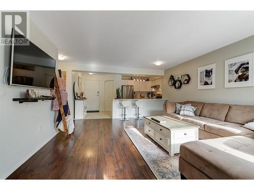 2425 Mount Baldy Drive Unit# 201, Kelowna, BC - Indoor Photo Showing Living Room