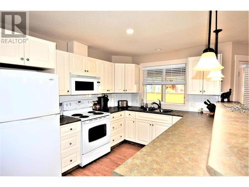 458 Ibis Avenue, Vernon, BC - Indoor Photo Showing Kitchen With Double Sink