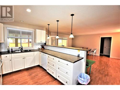 458 Ibis Avenue, Vernon, BC - Indoor Photo Showing Kitchen With Double Sink