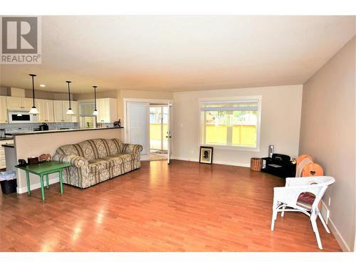 458 Ibis Avenue, Vernon, BC - Indoor Photo Showing Living Room