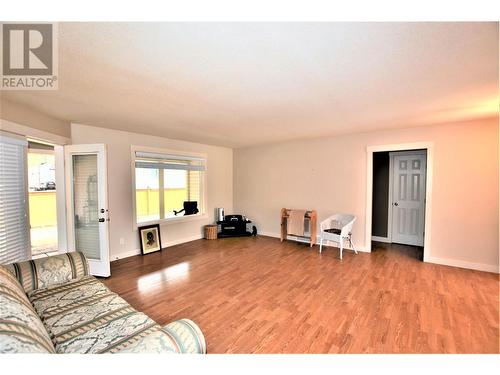 458 Ibis Avenue, Vernon, BC - Indoor Photo Showing Living Room