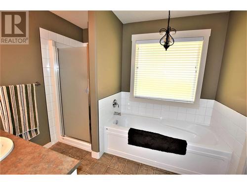 458 Ibis Avenue, Vernon, BC - Indoor Photo Showing Bathroom