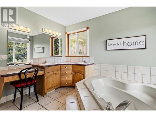 3900 60 Street Nw, Salmon Arm, BC - Indoor Photo Showing Bathroom