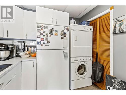 3900 60 Street Nw, Salmon Arm, BC - Indoor Photo Showing Laundry Room