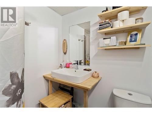 3900 60 Street Nw, Salmon Arm, BC - Indoor Photo Showing Bathroom