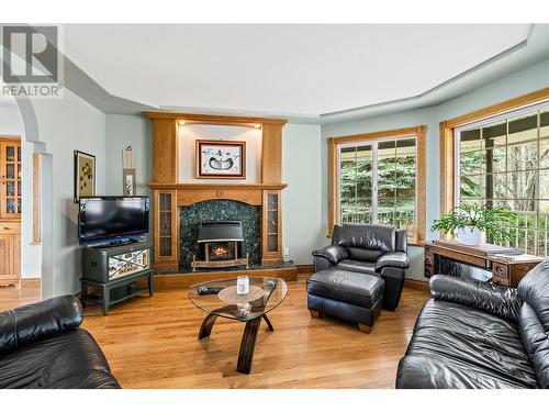 3900 60 Street Nw, Salmon Arm, BC - Indoor Photo Showing Living Room With Fireplace