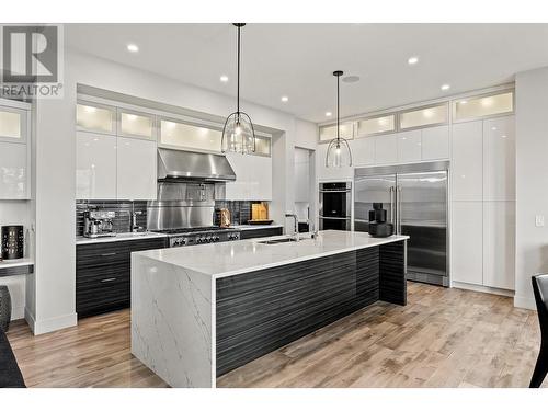 3324 Black Pine Lane, Kelowna, BC - Indoor Photo Showing Kitchen With Upgraded Kitchen