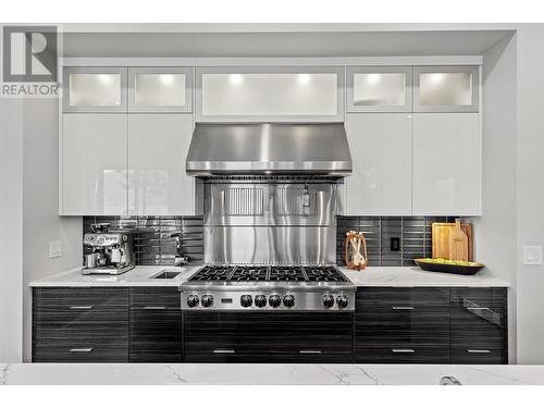 3324 Black Pine Lane, Kelowna, BC - Indoor Photo Showing Kitchen With Upgraded Kitchen