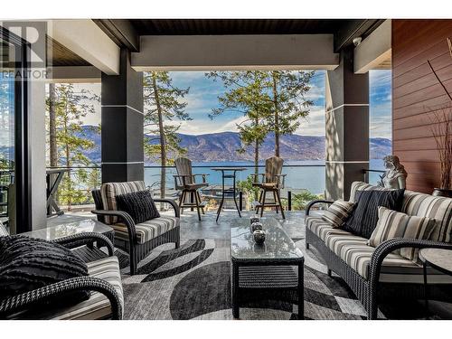 3324 Black Pine Lane, Kelowna, BC - Indoor Photo Showing Living Room