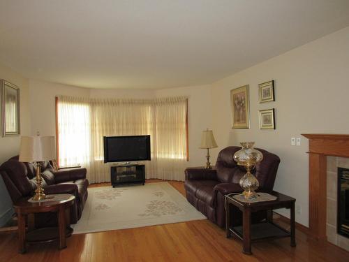 1918 Riverside Crescent, Castlegar, BC - Indoor Photo Showing Living Room With Fireplace