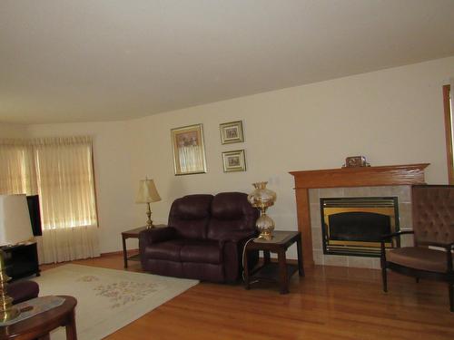 1918 Riverside Crescent, Castlegar, BC - Indoor Photo Showing Living Room With Fireplace