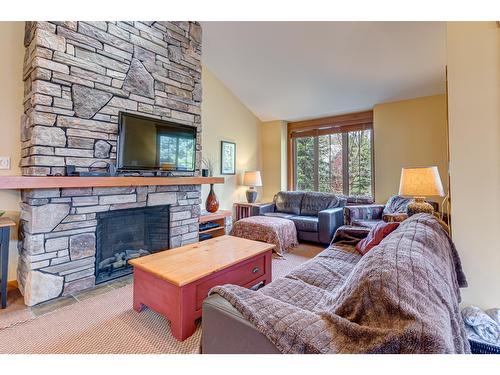 101C - 47 Rivermount Place, Fernie, BC - Indoor Photo Showing Living Room With Fireplace