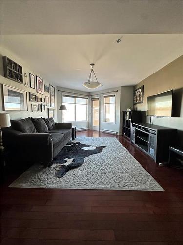 309 835 Adsum Drive, Winnipeg, MB - Indoor Photo Showing Living Room