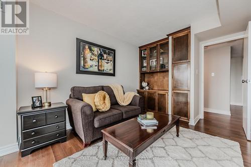 #806 -2185 Marine Dr, Oakville, ON - Indoor Photo Showing Living Room