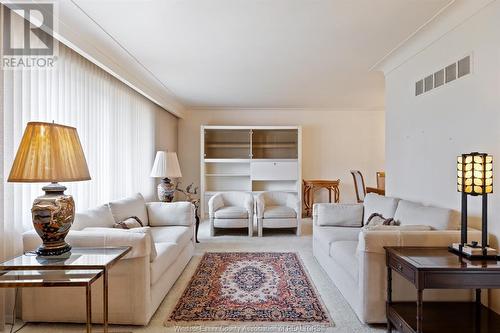 3585 Avondale Avenue, Windsor, ON - Indoor Photo Showing Living Room
