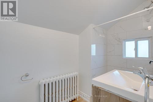 43 Centre St N, St. Catharines, ON - Indoor Photo Showing Bathroom