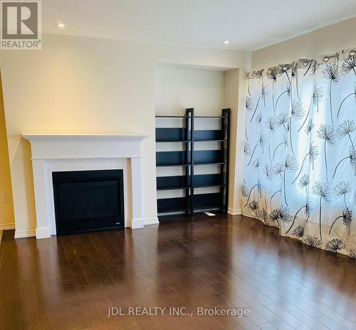 7710 Buckeye Crescent, Niagara Falls, ON - Indoor Photo Showing Living Room With Fireplace