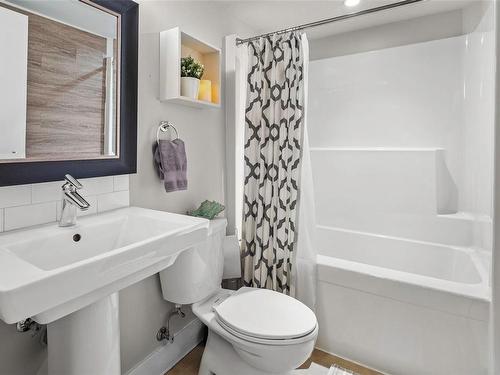 207-562 Yates St, Victoria, BC - Indoor Photo Showing Bathroom