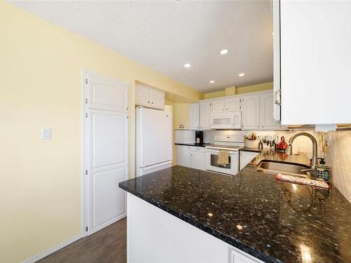 738-6880 Wallace Dr, Central Saanich, BC - Indoor Photo Showing Kitchen
