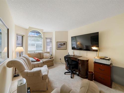 738-6880 Wallace Dr, Central Saanich, BC - Indoor Photo Showing Living Room