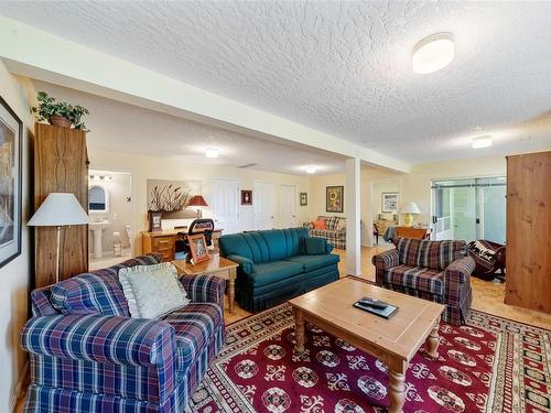 738-6880 Wallace Dr, Central Saanich, BC - Indoor Photo Showing Living Room