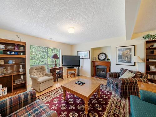 738-6880 Wallace Dr, Central Saanich, BC - Indoor Photo Showing Living Room With Fireplace