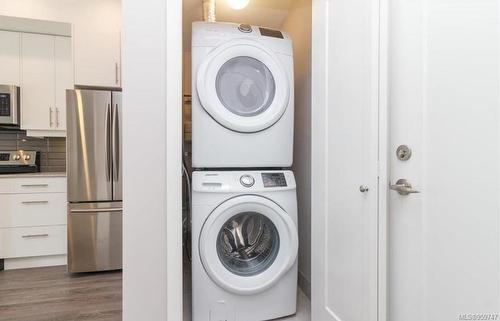 201-1020 Inverness Rd, Saanich, BC - Indoor Photo Showing Laundry Room
